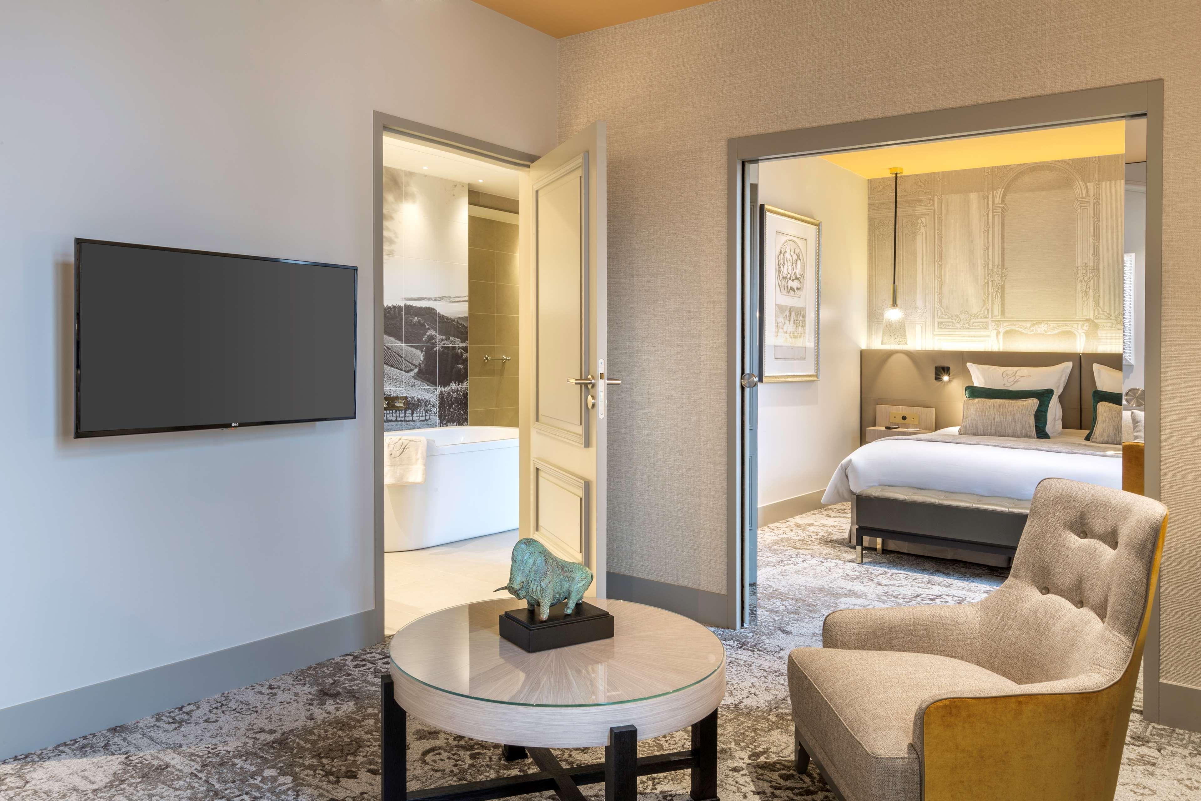 Hotel & Spa Les Sept Fontaines Best Western Premier トゥールニュ エクステリア 写真